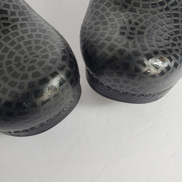Dansko Black Clogs Webbed Textured Patent size 39 - Picture 6 of 13